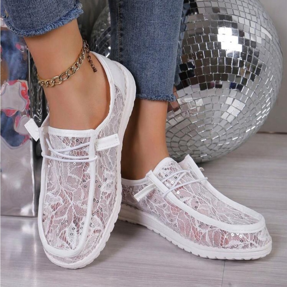 NWT Comfortable Lace Shoes